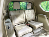 床下収納式のサードシートです。座席部分をコンパクトに収納でき、広大な荷室スペースとしてお使いいただけます!乗車人数や荷物の量など利用シーンに合わせて3列目を有効活用でき、とっても便利♪