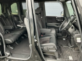 フロントシートです!!ベンチシートなので座席の移動もスムーズに出来ます!!足元も広く運転も楽ですよ!!