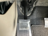 パーキングブレーキは、フットブレーキタイプです。