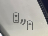【ブラインドスポットモニター】走行中、ドアミラーの死角になりやすい箇所に後続車が接近するとサイドミラーのレンズに警告を表示!ドライバーに注意喚起をしてくれます。