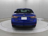 リヤコンビネーションランプは、L字型のテールランプ形状を強調したLEDを採用し、LEXUSであることを鮮やかに主張するとともに先進性を演出しています。