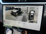 【3Dサラウンドカメラ】周囲の安全確認をアシストする機能です。3D車外ビュー、360&deg;オーバーヘッドビューを 利用して、狭いスペースでも安心、スムーズに運転操作ができます。