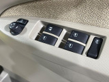 【電動格納ミラー】サイドミラーは電動格納式となっており、狭い駐車場でもキズがつくリスクを抑えられます。