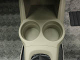 カップホルダーは運転席や助手席からちょうど手の届く位置です!!
