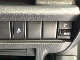 【横滑り防止装置】車両の横滑りを感知すると、自動的に車両の進行方向を保つように車両を制御します。雨の日など滑りやすい路面状況でも安全な運転が可能です。