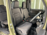 乗降がしやすい運転席。高さが調節できて小柄な方でも運転しやすいポジションをとることができます。