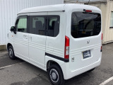 コンビネーションランプを高い位置に配置、後続車に見やすいデザインで安全にも配慮。