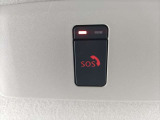 急病やあおり運転との遭遇など、緊急時には走行中でもスイッチを押すだけで、専門のオペレータに接続。位置情報も共有し警察や消防に連絡し、緊急車両の手配をサポートします。別途有料契約が必要となります。