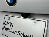 【バックカメラ】シフトをバックに入れると、モニターが出力されます。ステアリングに連動するレーンガイドの表示がありますので、駐車が苦手な方もご安心ください。