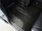 ◆スーパースライドシート◆助手席を後ろへスライドすれば運転席後に座るお子様のお世話を楽に。前にスライドすれば後席にお子様を座らせた後にそのまま運転席に。大きく動く助手席で空間を自在に変化!