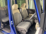 乗降がしやすい運転席。高さが調節できて小柄な方でも運転しやすいポジションをとることができます。