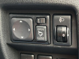 【電動格納ミラー】サイドミラーは電動格納式となっており、狭い駐車場でもキズがつくリスクを抑えられます。