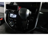 インパネシフトだから視線の移動も少なく足元もスッキリ♪運転席もゆったりしているのでゆとりを持ってドライブできますね!