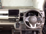 ステアリングスイッチでオーディオ各種操作が可能で、運転に集中できます。安心・安全・快適なドライブをお楽しみいただけます。