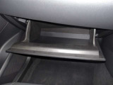 車検証などの収納に便利なグローブボックスです。