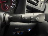 【オートライト/ハイビーム】昼間のトンネルの出入りや、夕暮れ時のライト点け忘れをサポートします。対向車や先行車をシステムが認識し、自動でハイビームとロービームを切り替える機能も搭載。