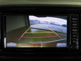 バックガイドモニターで、後方を確認しながら安心して駐車することができます。運転初心者も熟練者も必須の機能ですよ!