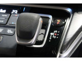 インパネシフトだから視線の移動も少なく足元もスッキリ♪運転席もゆったりしているのでゆとりを持ってドライブできますね!