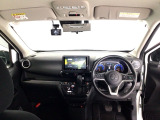 【前方視界】開放的な前方視界!運転がしやすく疲れにくいです♪窓が大きく、見通しがとっても良いおクルマですよ♪