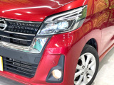 【LEDヘッドライト】悪天候や夜間走行時も良好な視界を確保し安心して運転できる高輝度LEDヘッドライトを装備!点灯速度が早く、消費電力も抑えられています。