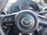 【ステアリングスイッチ】ステアリングスイッチは運転姿勢や視線を崩さずに操作が可能です。左側にはオーディオ類があります。