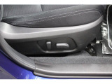 運転席8ウェイパワーシート。前後スライド、前チルト、シートリフター、リクライニングの調整を電動化。最適なポジションを提供します。