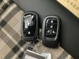 家族やパートナーと個別に持てるため、貸し借りの手間がなくスムーズに乗車できます。また、メインキーを自宅に置いたまま、もう一方をサブとして常に鞄に入れておけるため、持ち出し忘れを防げる点も便利です。