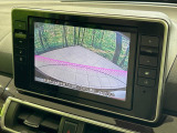 【バックカメラ】駐車時に後方がリアルタイム映像で確認できます。大型商業施設や立体駐車場での駐車時や、夜間のバック時に大活躍!運転スキルに関わらず、今や必須となった装備のひとつです!