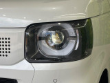 【LEDヘッドライト】悪天候や夜間走行時も良好な視界を確保し安心して運転できる高輝度LEDヘッドライトを装備!点灯速度が早く、消費電力も抑えられています。