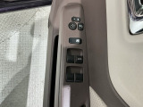 狭い駐車場で便利な電動格納ドアミラーが付いています。