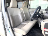 運転席まわりには十分なスペースがあり、大柄な方でもゆったり運転していただける環境です。