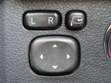 日本の駐車場は幅が広くないところが多くて、乗り降りが大変だったりしますよね。電動ミラーがあれば、室内でミラーをたためるので、駐車するときも便利ですね。