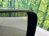 【ブラインドスポットワーニング】走行中、ドアミラーの死角になりやすい箇所に後続車が接近するとサイドミラー付近に警告を表示、ドライバーに注意喚起をしてくれます。
