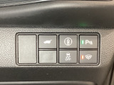 ハンドルの右側にHondaセンシング用のメインスイッチとパワーテールゲートスイッチがついています。パワーテールゲートスイッチは車内からでもテールゲートの開け閉めを電動でできます。