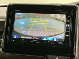 リバースギアに入れるだけで後方の表示へ切り替わります。夜間や雨の日の駐車も楽になりますよ。