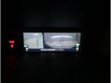 助手席側で見えにくい左前方の映像を、車内のマルチファンクションディスプレイに映し出します。前方への駐車や左寄せ、狭い道でのすれ違いなど、さまざまなシーンで安心して運転できる便利な機能です。