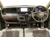 車内は光触媒抗菌消臭施工済です。インパネ周りはスタイリッシュなデザインで機能や装備も充実しています。グローブボックスやカップホルダーのほかにトレーなどたくさんの収納スペースが付いています。