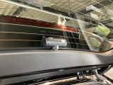 【ドラレコ・後方カメラ】届きにくい後方の視界を映像でカバーし、トラブルの抑止力にもなります。万が一の際、状況を正確に証明できる安心感が、毎日のドライブに落ち着きと確かなゆとりを添えてくれます。