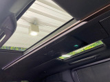 【ガラスルーフ】ガラスルーフ搭載で車内の解放感が一気にアップ!開放的なドライブをお楽しみいただけます。