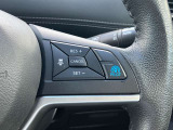 プロパイロットのセットは、親指だけの2ステップでOK!車線をキープし、リーフがアクセル、ブレーキ、ステアリングをコントロールして、前車との車間距離を保つ手助けをします。