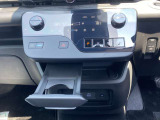ドリンクホルダーもついておりますので、長距離運転時も便利です