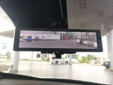インテリジェント ルームミラーは、カメラ映像と通常のミラーの切替が出来ます。カメラ映像ですと後席やラゲッジの人や荷物で視界が塞がらないだけではなく夜間、後続車のライトの光量を減光します。