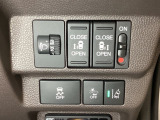 両側電動スライドドアは運転席から操作ができるよう、操作スイッチが付いています。Hondaセンシング用のVSA(ABS+TCS+横滑り抑制)解除と路外逸脱抑制機能などのスイッチがあります。
