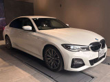 【BMWの伝統-1】BMWの特徴的な&ldquo;キドニーグリル&rdquo;は、80年以上続く伝統の形でございます。変わらないこだわりのデザインが、プレミアムブランド&ldquo;BMW&rdquo;を創り出します。