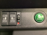 リアドアは乗り降りに便利な両側電動スライドドアです。また運転席に座っていながらスイッチ操作で自在にスライドドアを開け閉めできます。燃費に役立つECONボタンもここです。