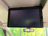 【フリップダウンモニター】大画面モニターで後席でもエンタメをお楽しみいただけます。小さなお子様にも大人気の装備です♪