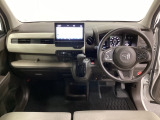 車内は光触媒抗菌消臭施工済です。インパネ周りはスタイリッシュなデザインで機能や装備も充実しています。グローブボックスやカップホルダーのほかにトレーなどたくさんの収納スペースが付いています。