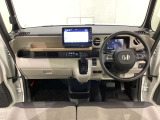 車内は光触媒抗菌消臭施工済です。スタイリッシュなデザインで暖かみのあるインパネ周りを演出します。グローブボックスやカップホルダーのほかにトレーなどたくさんの収納スペースが装備されています。