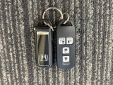 【スマートキー】持っているだけでエンジン始動や、ドアロックの開閉まで出来ちゃう賢く便利なスマートキーを装備!イモビライザーでセキュリティー対策もOK!