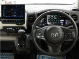 運転にかかわる様々な操作を安全に行えるように視点移動が少なく、操作性に配慮されたスイッチ類が凝縮されたコクピットです。